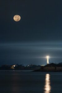 Il faro di Punta Secca e la Luna