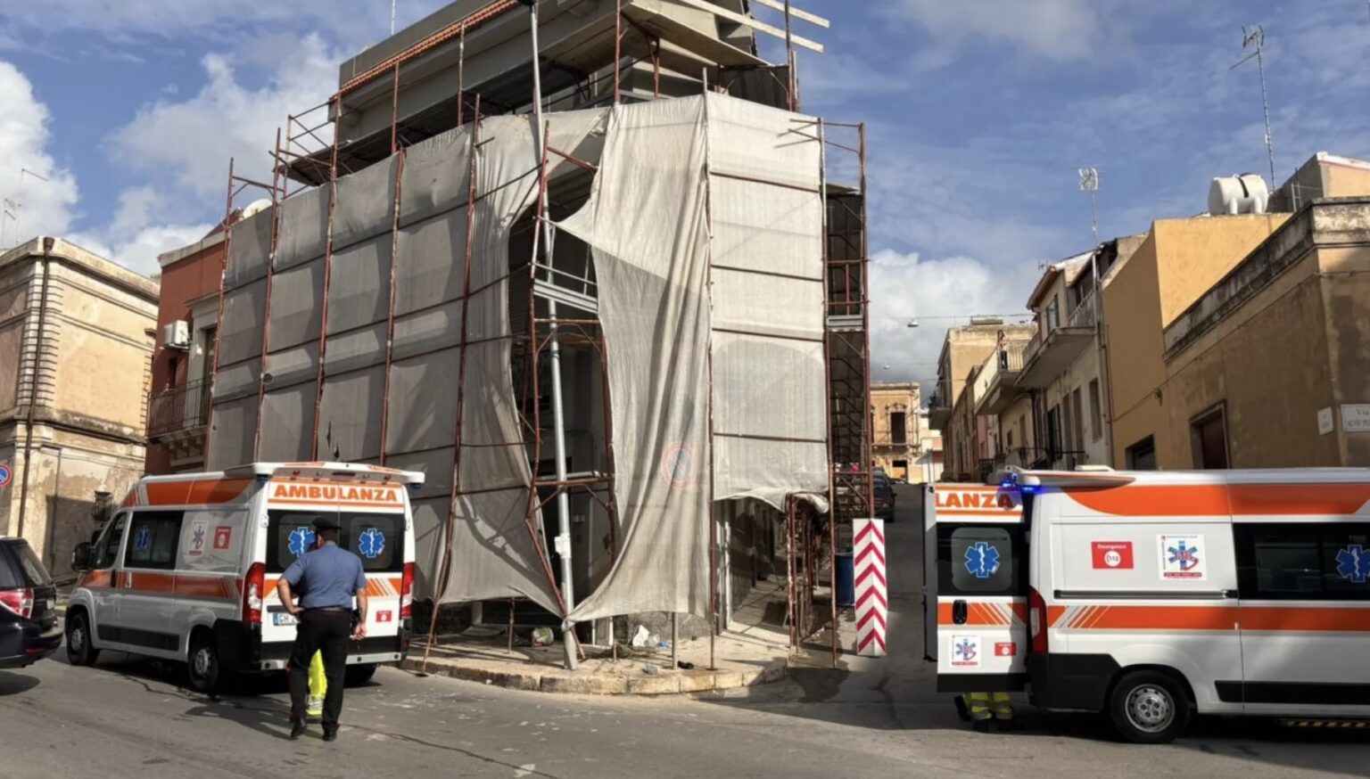 Incidente sul lavoro: camion travolge impalcatura. C’è un ferito