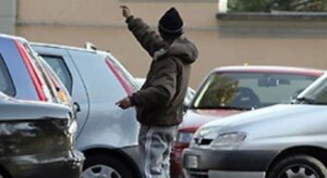 Danneggia le auto di chi non paga: in carcere un parcheggiatore abusivo