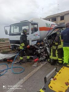 Ispica, scontro fra auto e autobotte di Gpl, un ferito in codice rosso