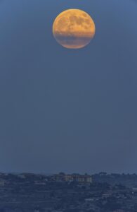 La Luna del Cacciatore sorge sopra Modica