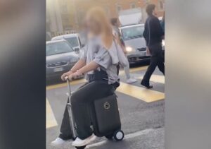 Roma, nuovo mezzo sulle strade: è il (pericoloso) trolley elettrico
