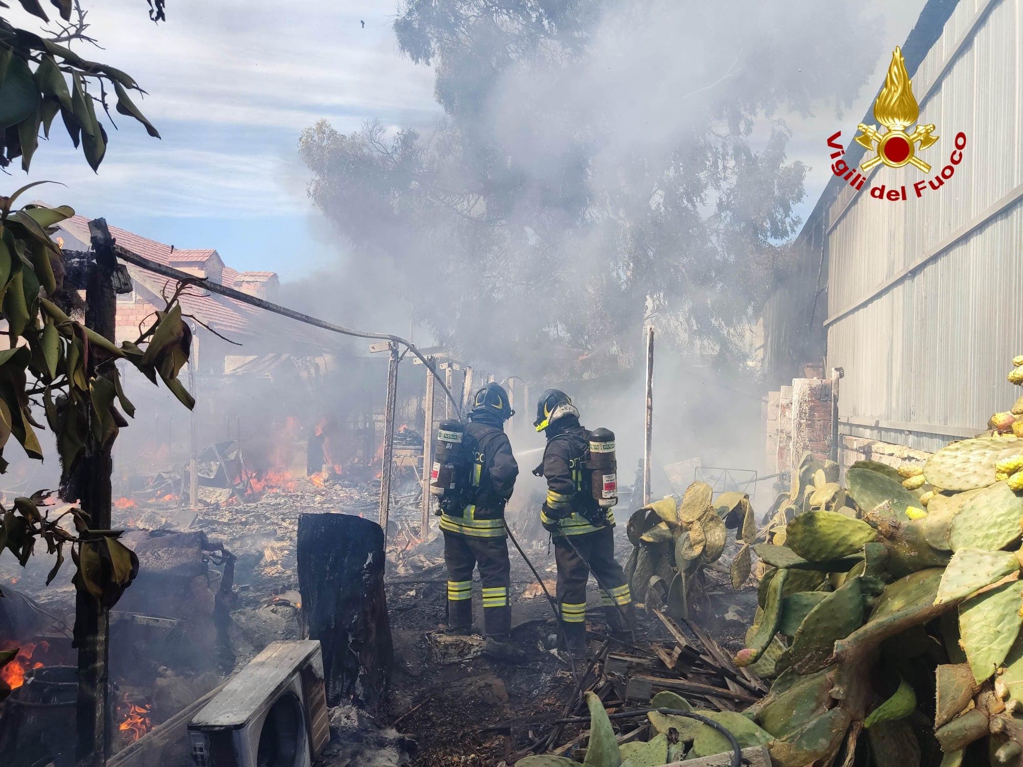 Vittoria, a fuoco capannone, lambita casa, due feriti lievi