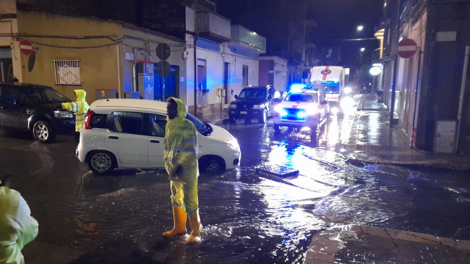 Maltempo a Vittoria, auto finisce dentro un tombino