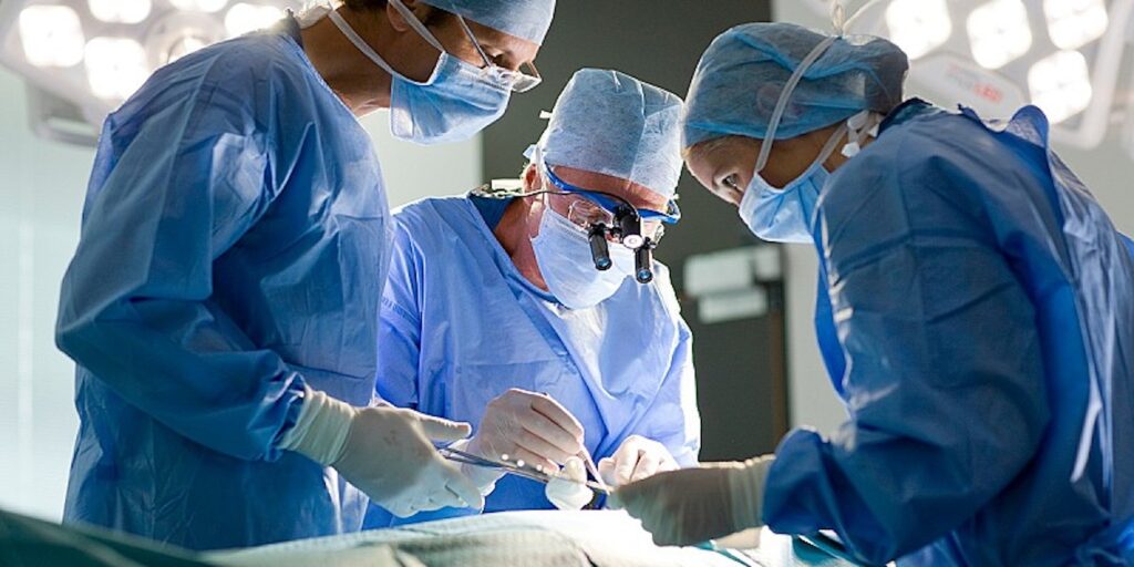 Un enorme tumore ovarico (16 chili) asportato ad una donna