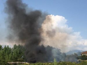 Quella nube nera a Modica: raccoglievano rifiuti per bruciarli