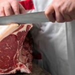 Mano di un giovane macellaio resta intrappolata nel tritacarne