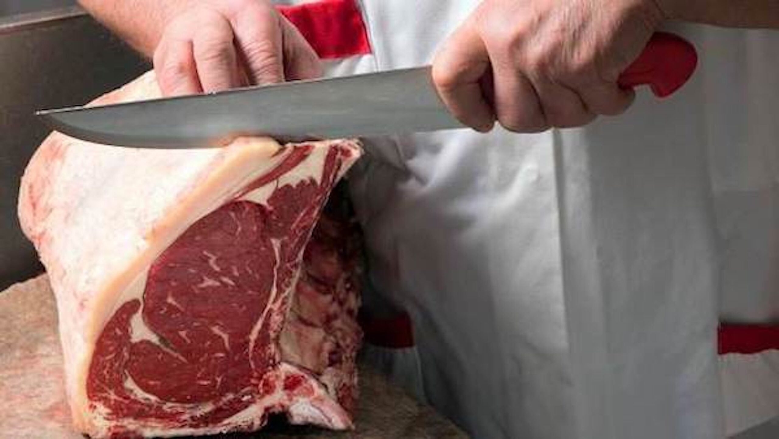 Mano di un giovane macellaio resta intrappolata nel tritacarne