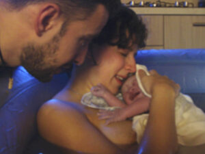 Le si rompono le acque e partorisce un neonato in casa