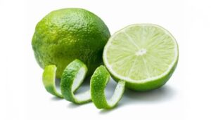 Cocktail con buccia di lime vietata in un bar a Catania