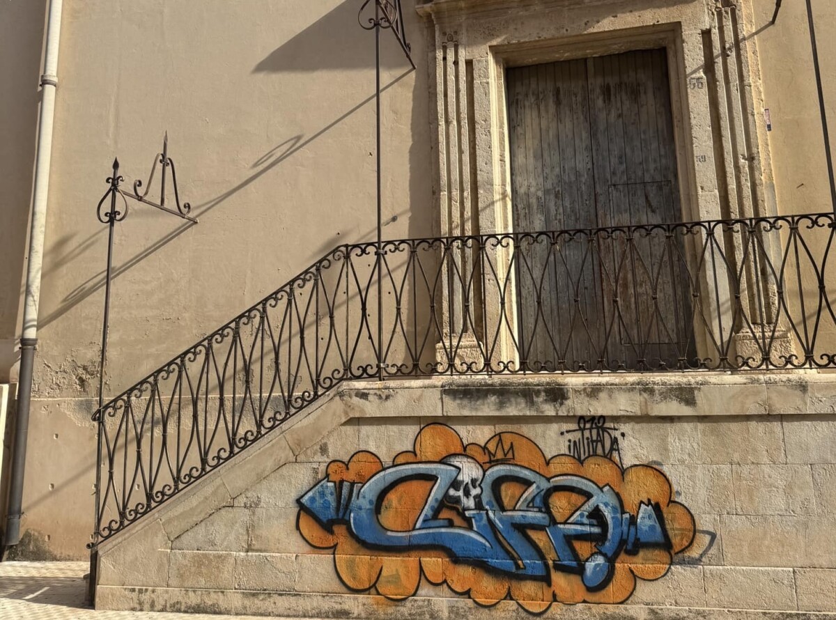 Graffito sfregia uno accesso alla Basilica di Vittoria