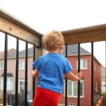 Torna a casa ma c’è un bimbo nel suo balcone