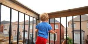 Torna a casa ma c’è un bimbo nel suo balcone