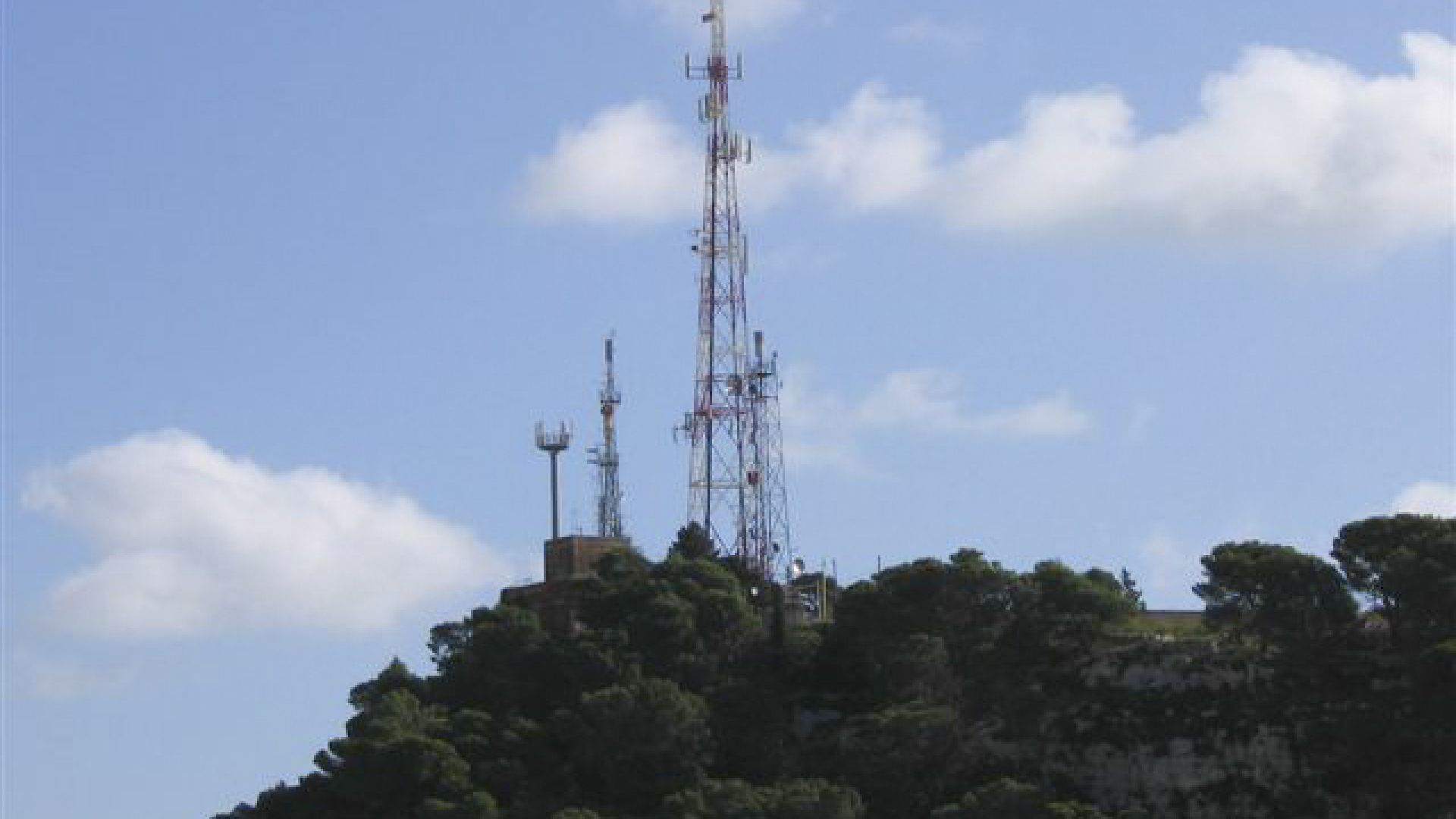 Antenne di telefonia 5G come funghi a Modica