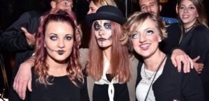 Vanno a una festa di Halloween in discoteca, ma la discoteca è abusiva