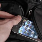 Ruba il telefono a una donna, preso