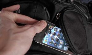 Ruba il telefono a una donna, preso