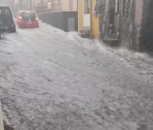 Bomba d'acqua ad Acireale, torrente esondato allaga le strade