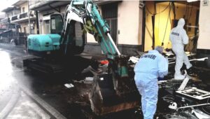 Chiudono le strade e con l'escavatore portano via il bancomat