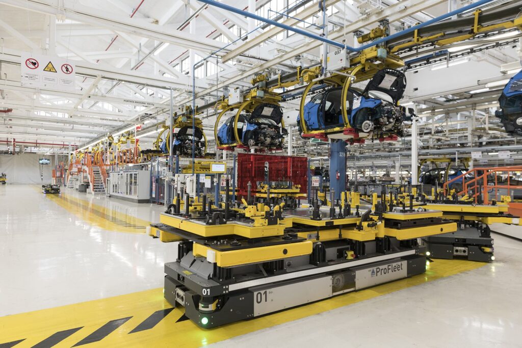 Auto, la produzione italiana si &egrave; dimezzata: -50%