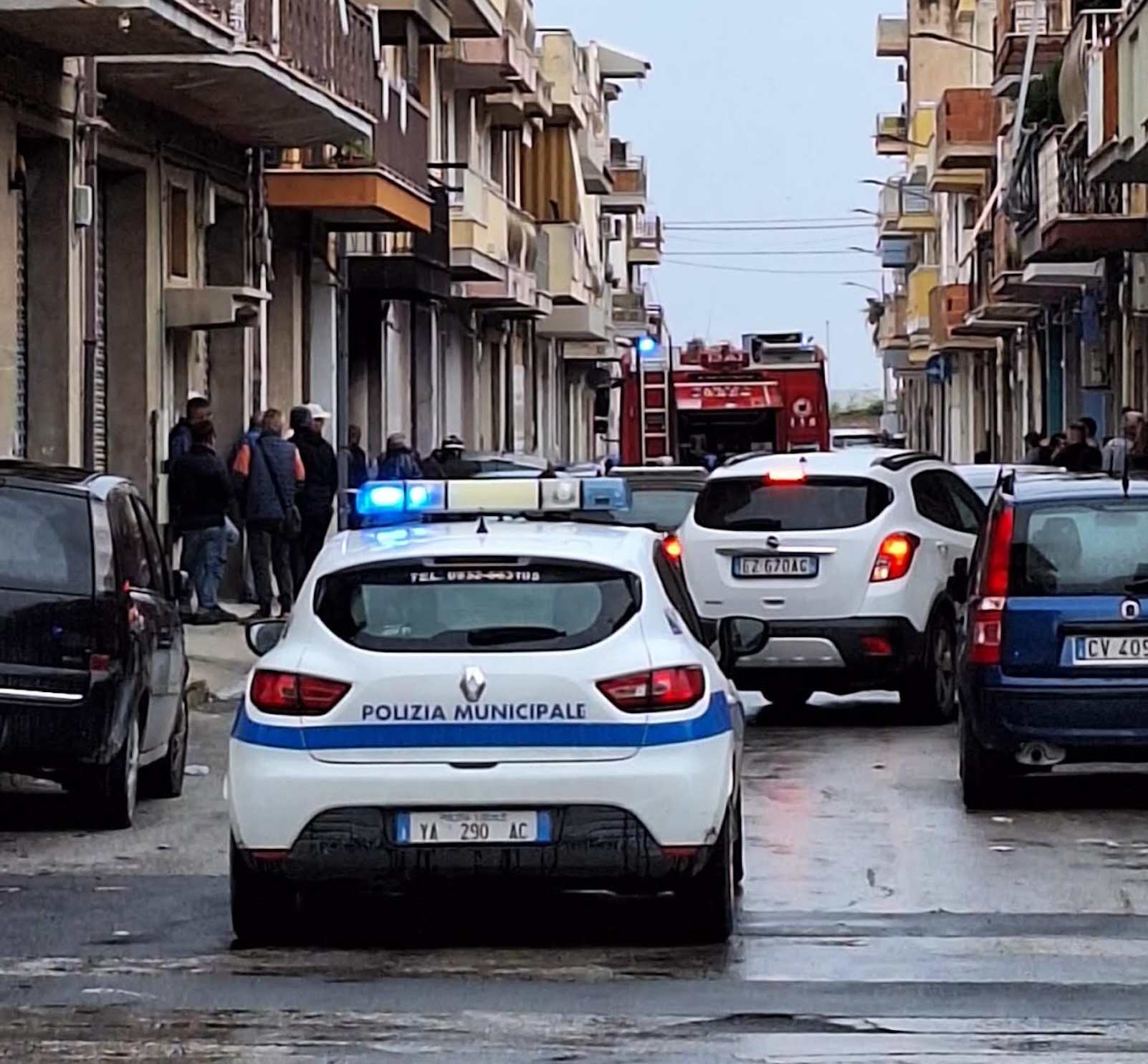 Vittoria, auto in fiamme in via Bologna