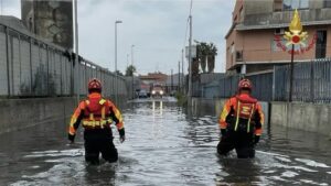 Maltempo, allerta rossa, Catania allagata, scuole chiuse