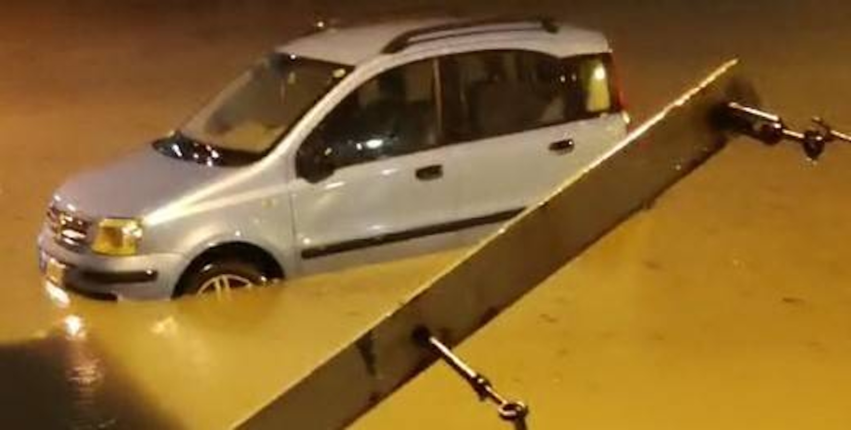 Catania, l’acqua alla gola in via Acquicella. VIDEO