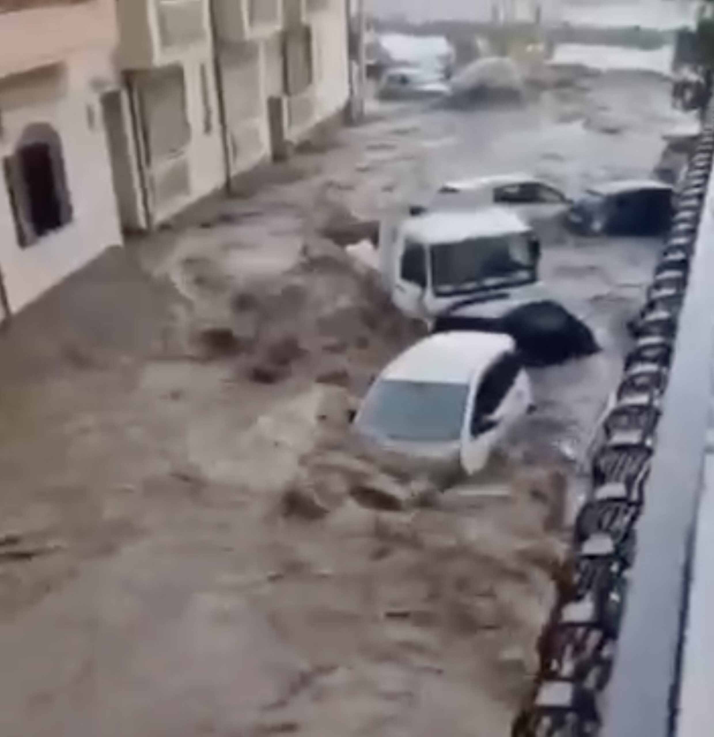 Alluvione Torre Archirafi, una donna grida: “la mia macchina se ne sta andando a mare”. VIDEO