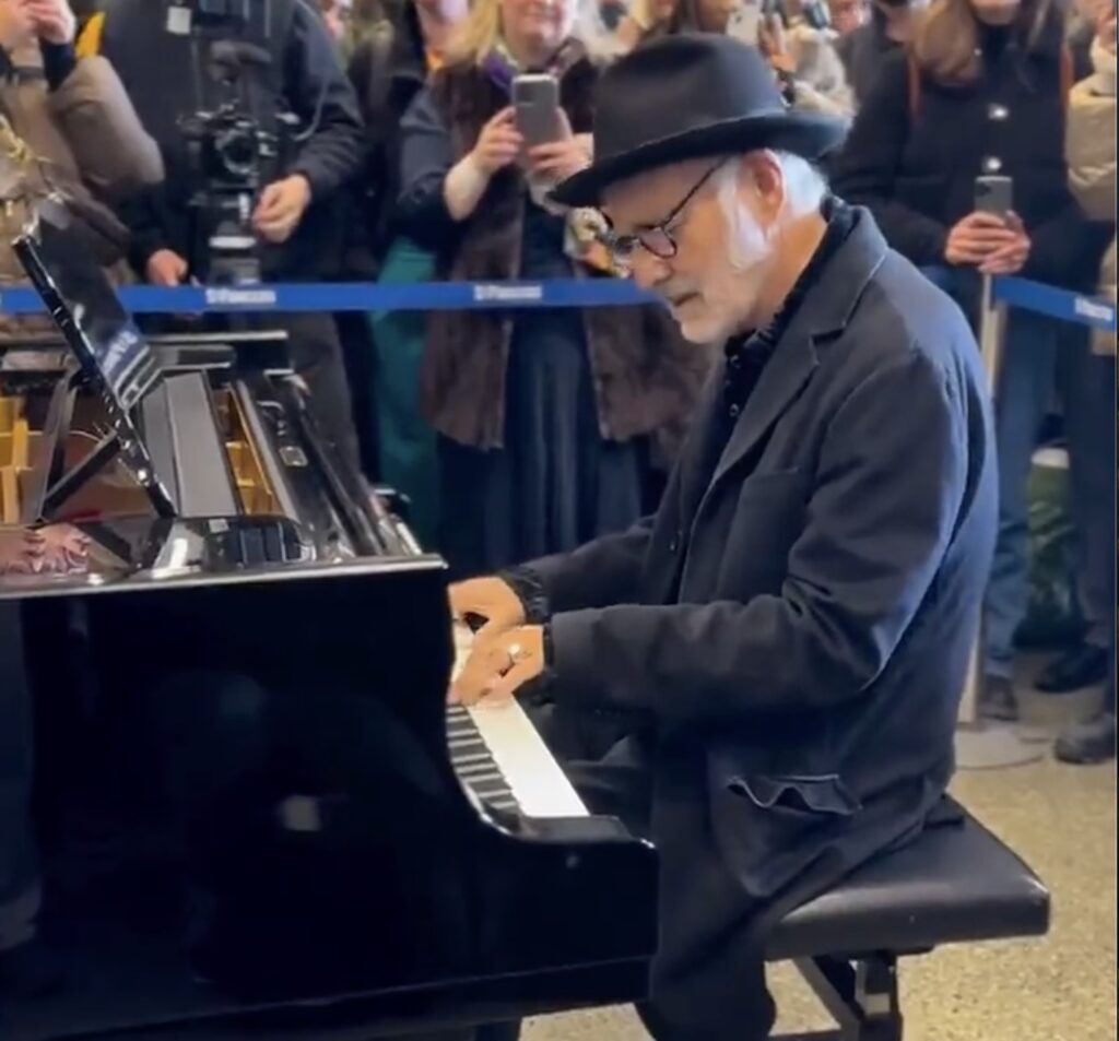 Einaudi incanta i passanti suonando a sorpresa il pianoforte della stazione