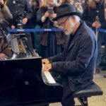 Einaudi incanta i passanti suonando a sorpresa il pianoforte della stazione