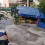 Maltempo a Catania, il camioncino della frutta spazzato via dalla corrente