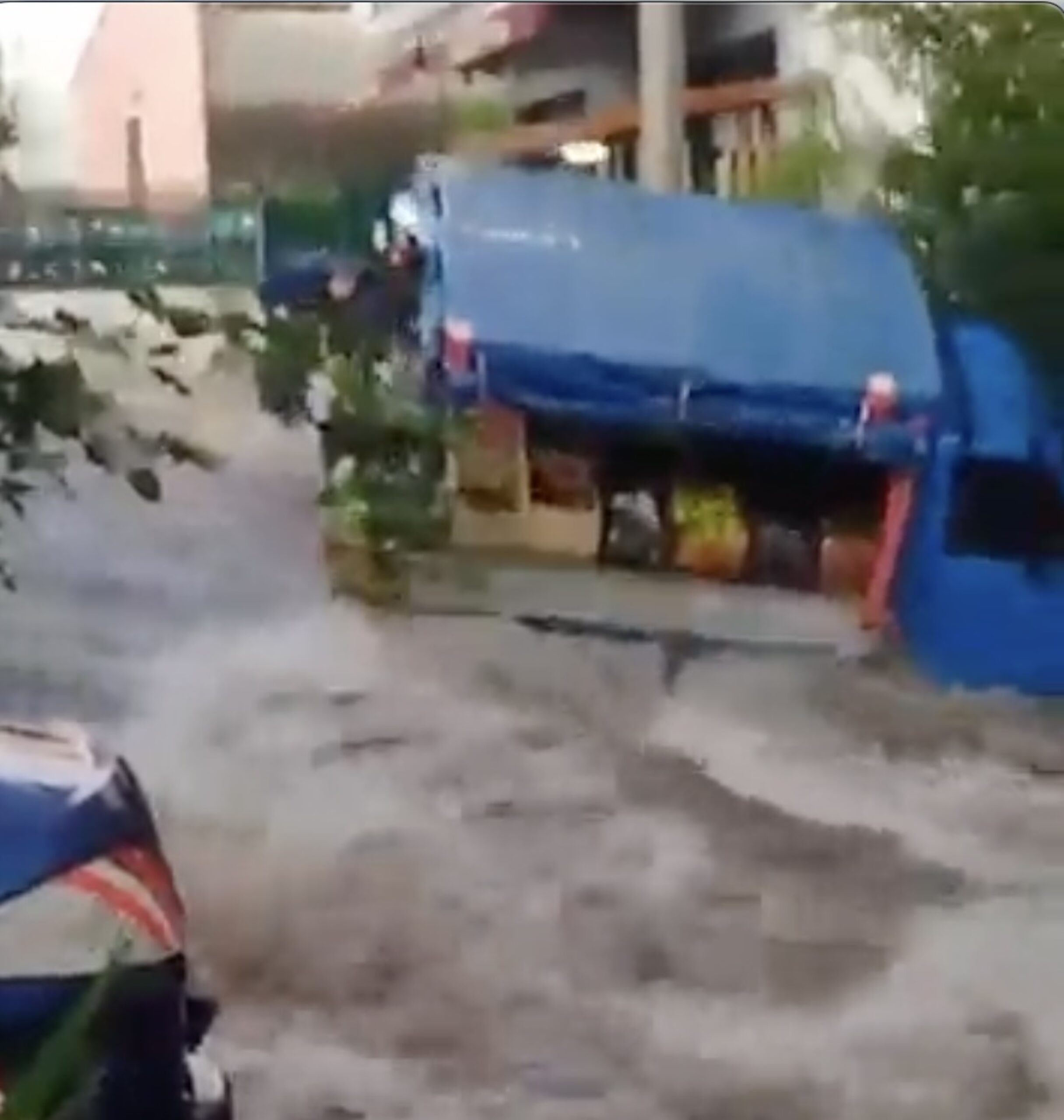 Maltempo a Catania, il camioncino della frutta spazzato via dalla corrente. VIDEO