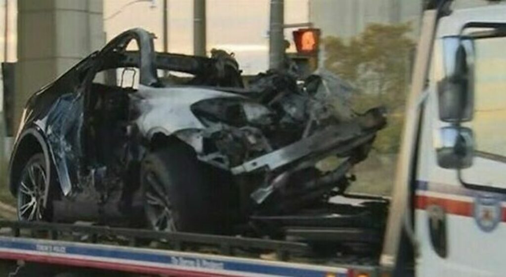 Tesla a fuoco nell'incidente, portiere non si aprono: 4 ragazzi morti intrappolati tra le fiamme