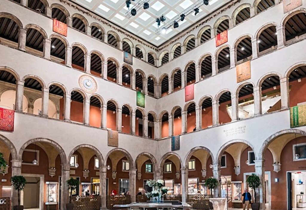 Venezia, chiude il Fondaco dei Tedeschi, buco da 100 milioni