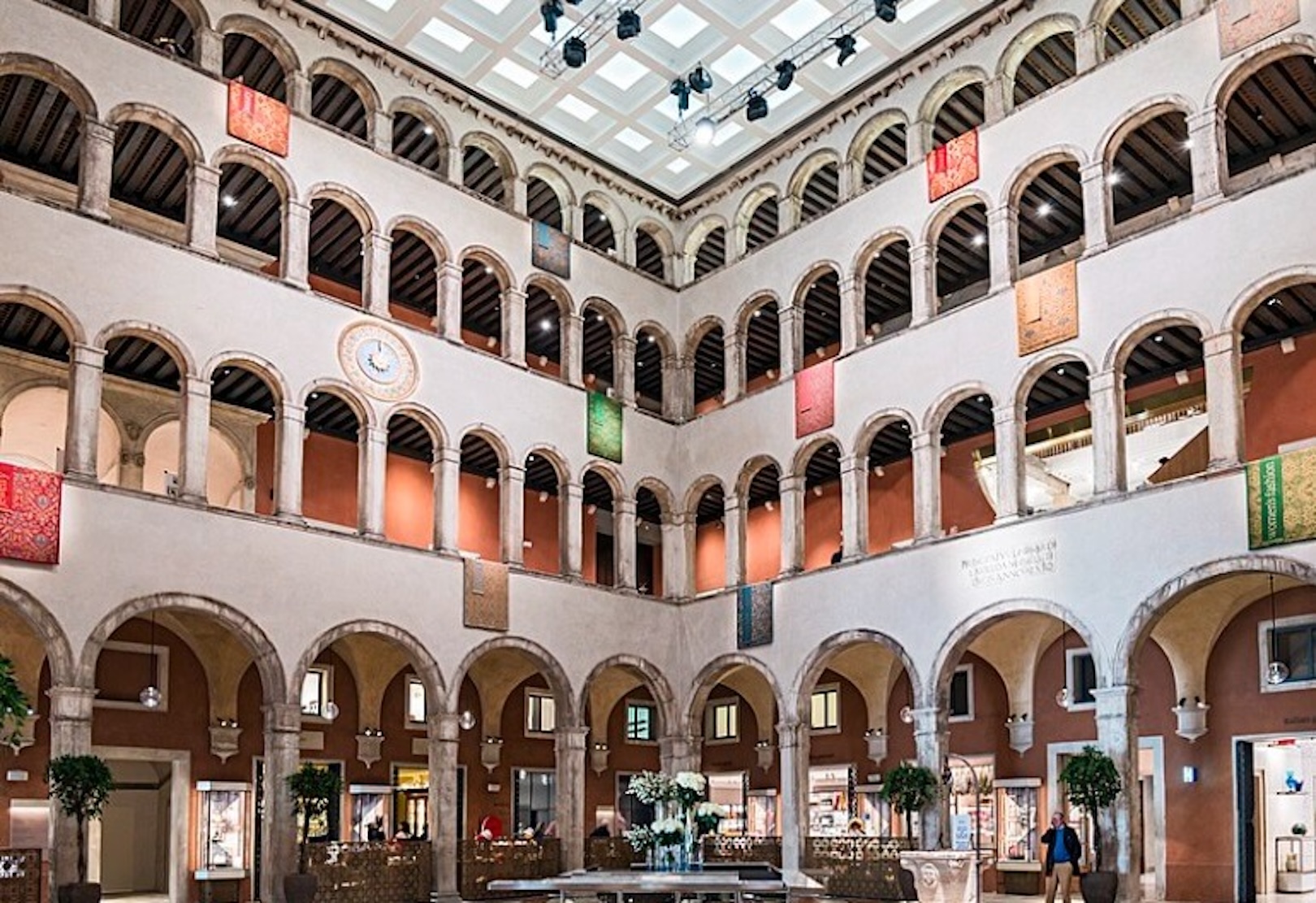 Venezia, chiude il Fondaco dei Tedeschi, buco da 100 milioni Venezia, chiude il Fondaco dei Tedeschi, buco da 100 milioni