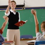Scuola, stipendio docenti: aumenti fino a 450 euro nei prossimi anni