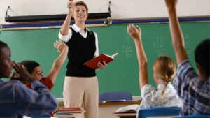 Scuola, stipendio docenti: aumenti fino a 450 euro nei prossimi anni