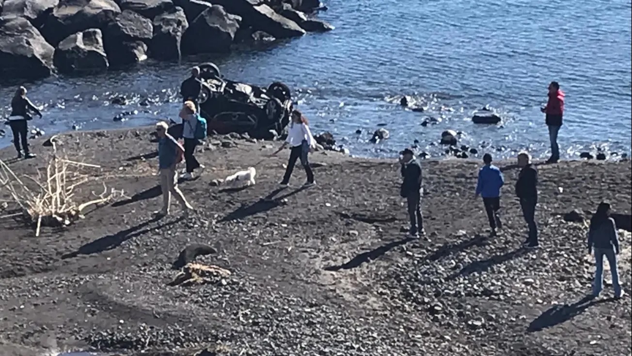 Torre Archirafi, dopo l’alluvione i turisti del disastro fanno selfie con le auto in mare