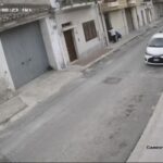 Evade dagli arresti domiciliari e rapina della borsa un’anziana