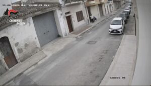 Evade dagli arresti domiciliari e rapina della borsa un’anziana