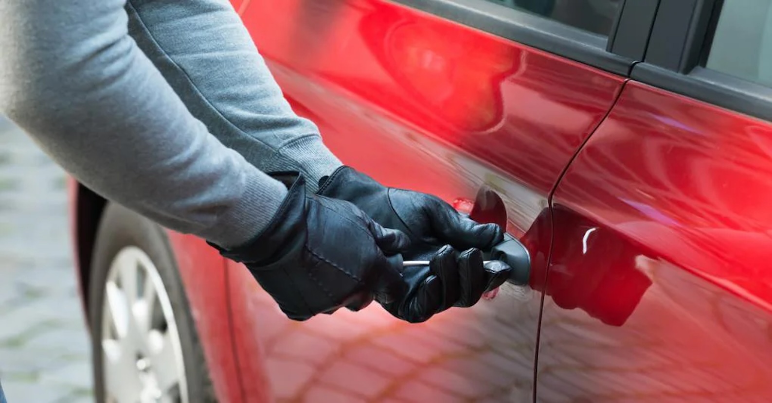 Tre vittoriesi minorenni tentano di rubare una minicar a Comiso