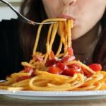 Donna straniera va a cena al ristorante, non paga e tira fuori un coltello