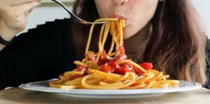 Donna straniera va a cena al ristorante, non paga e tira fuori un coltello