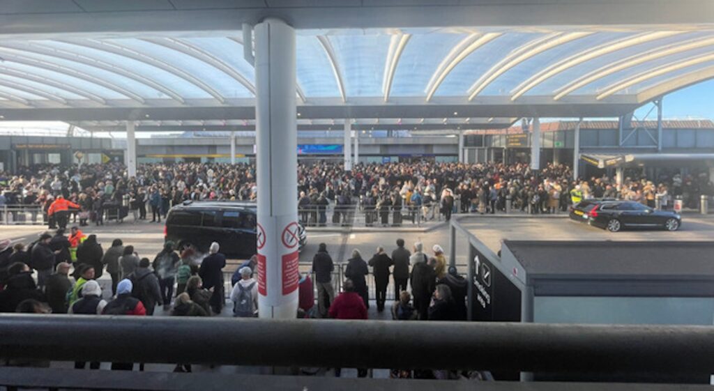 Gatwick, evacuato terminal Sud dell'aeroporto di Londra: "Allerta sicurezza, arrivati gli artificieri"
