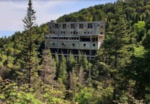 Via libera al progetto di demolizione parziale de La Pineta a Chiaramonte