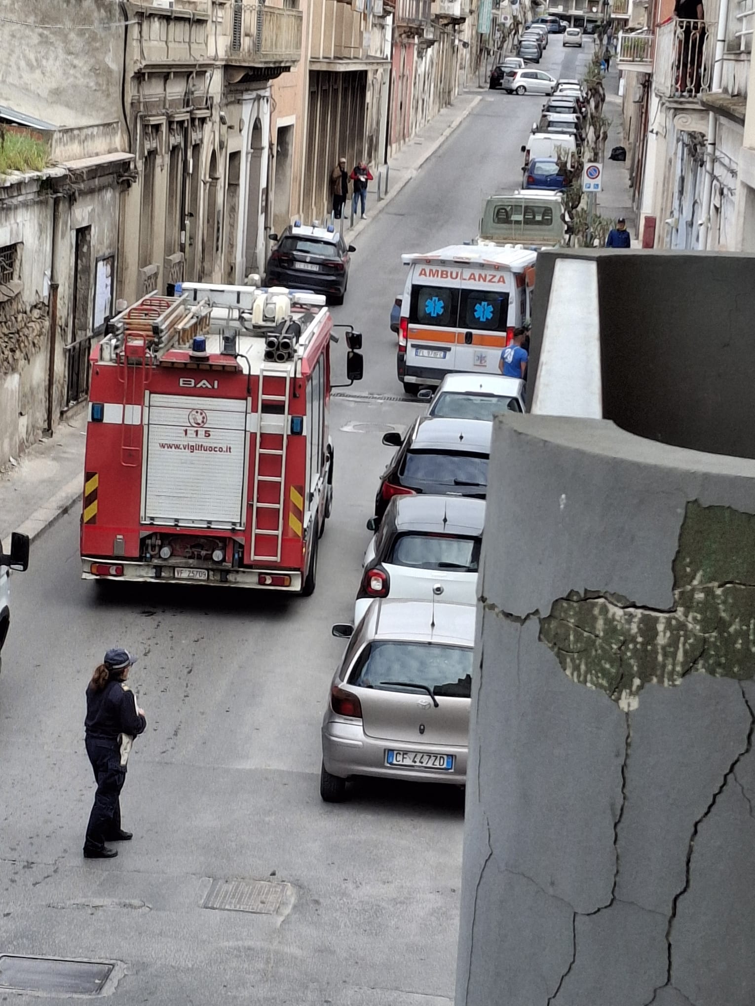 Vittoria, giovane minaccia di darsi fuoco