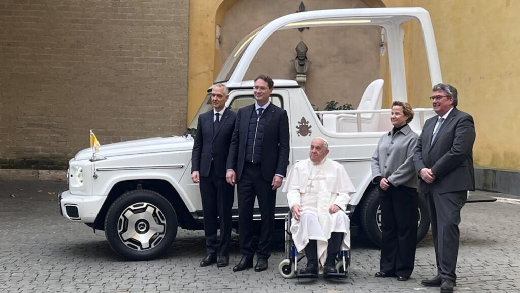 Papamobile, Mercedes regala classe G elettrica a Bergoglio