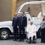 Papamobile, Mercedes regala classe G elettrica a Bergoglio