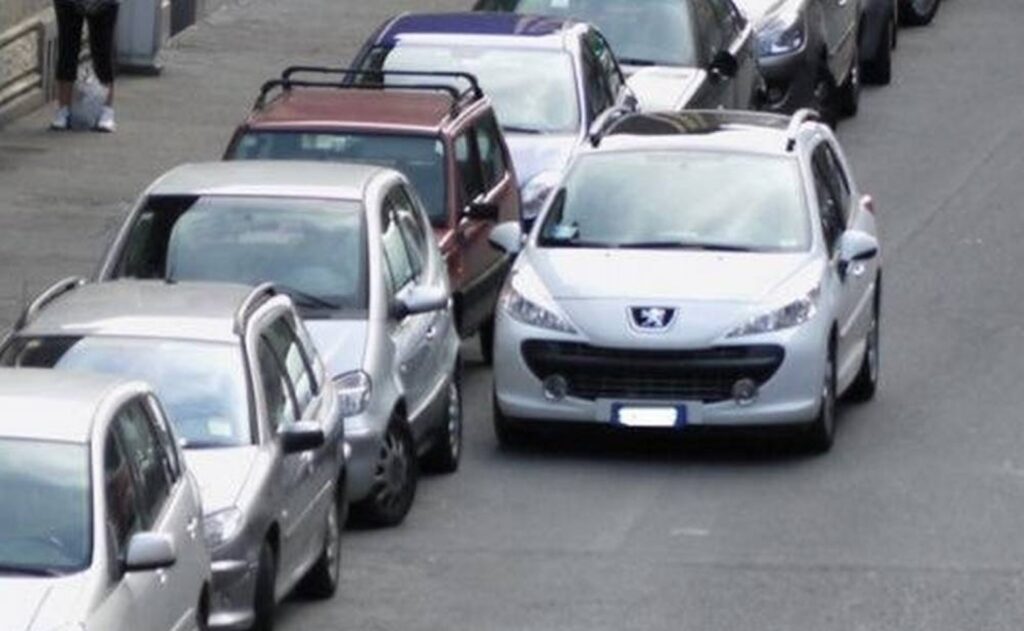 Ragusa, le nostre auto in doppia fila per prendere i bambini a scuola