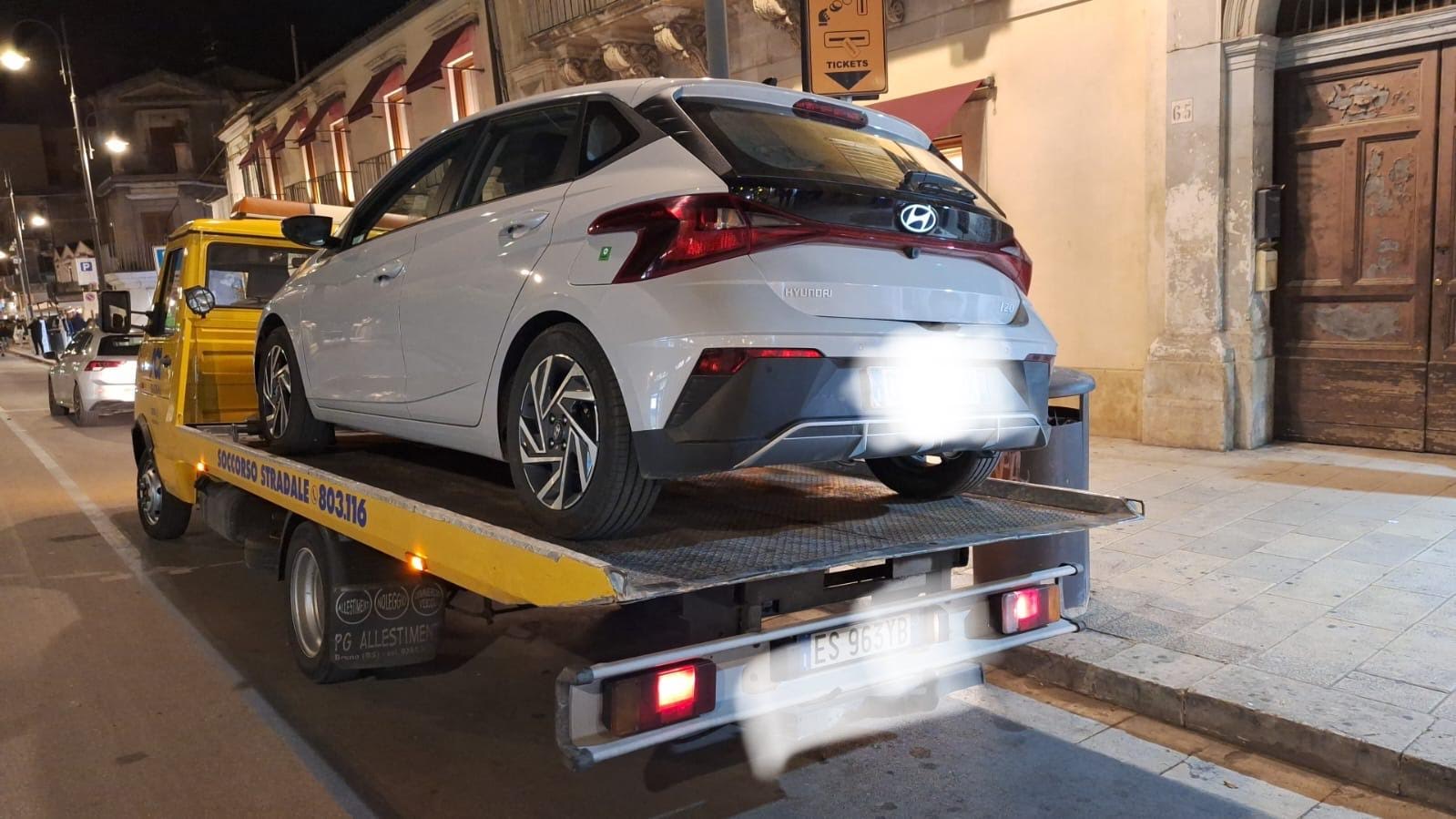 Il carroattrezzi per le macchine senza assicurazione a Modica
